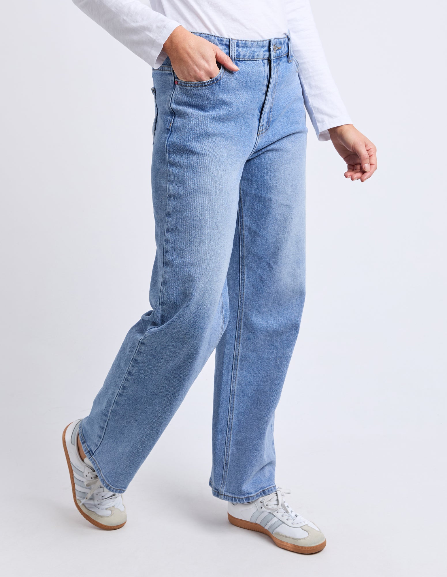 Evie Straight Leg Jean Mid Blue Wash