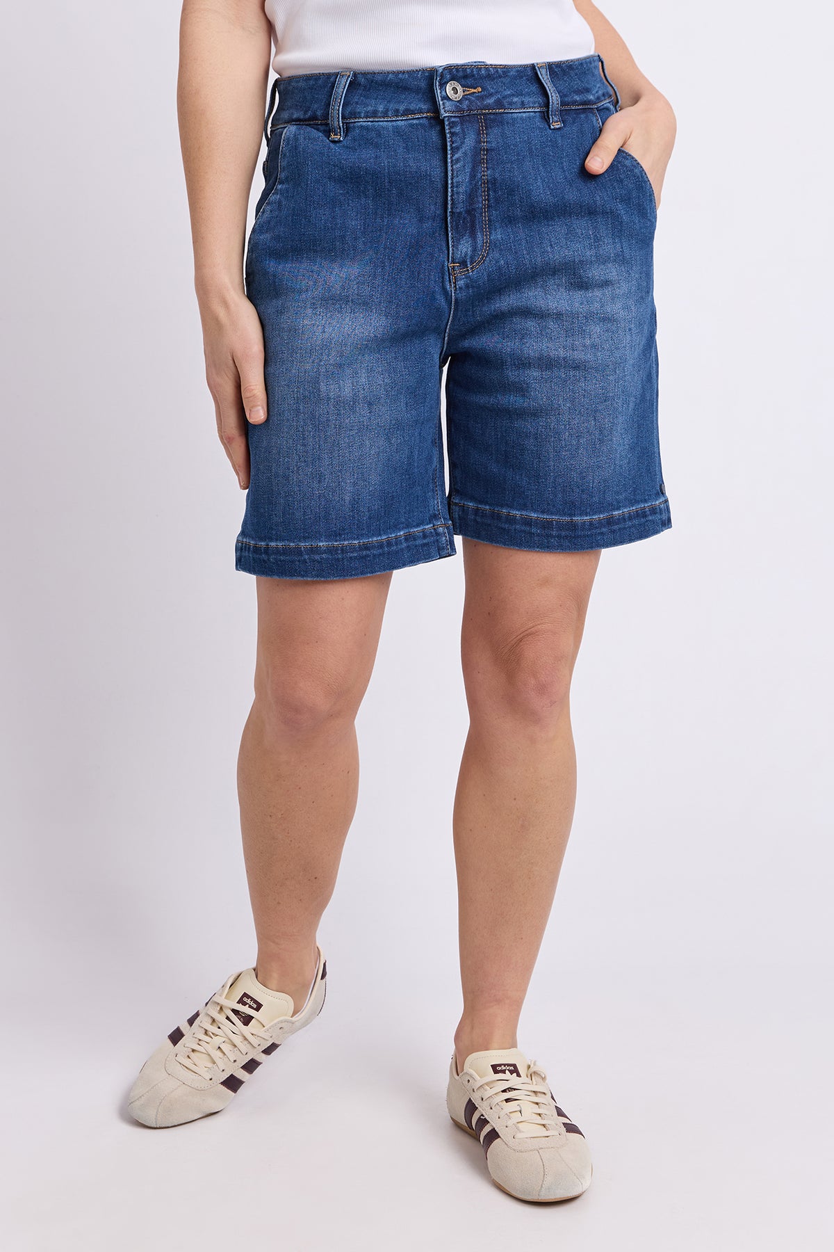 Izzy Denim Short Mid Blue Wash
